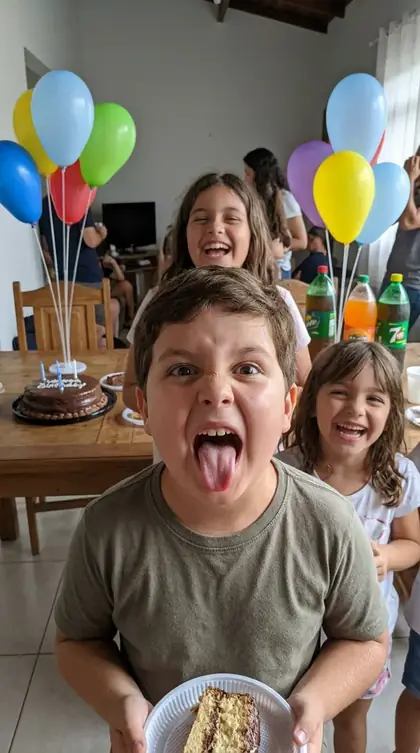 Menino na frente da foto do aniversário fazendo careta